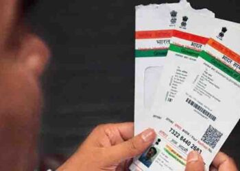 धोखाधड़ी से बचना है, तो जान लें आपके Aadhaar से कौन-सा नंबर जुड़ा है!