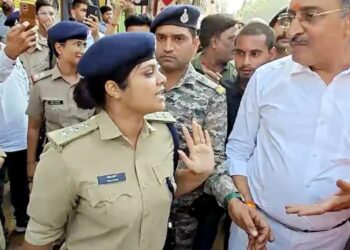 पुलिस अधिकारी हिना खान