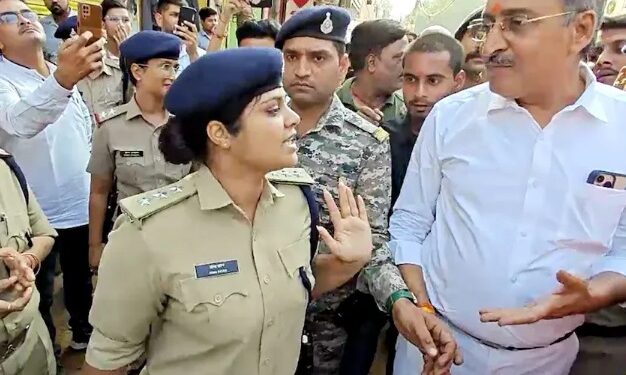 पुलिस अधिकारी हिना खान