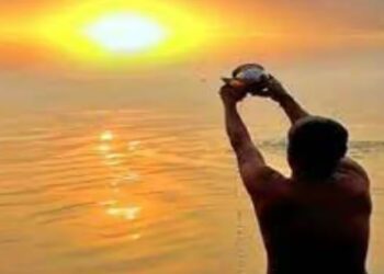 सूर्य को अर्घ्य