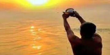 सूर्य को अर्घ्य